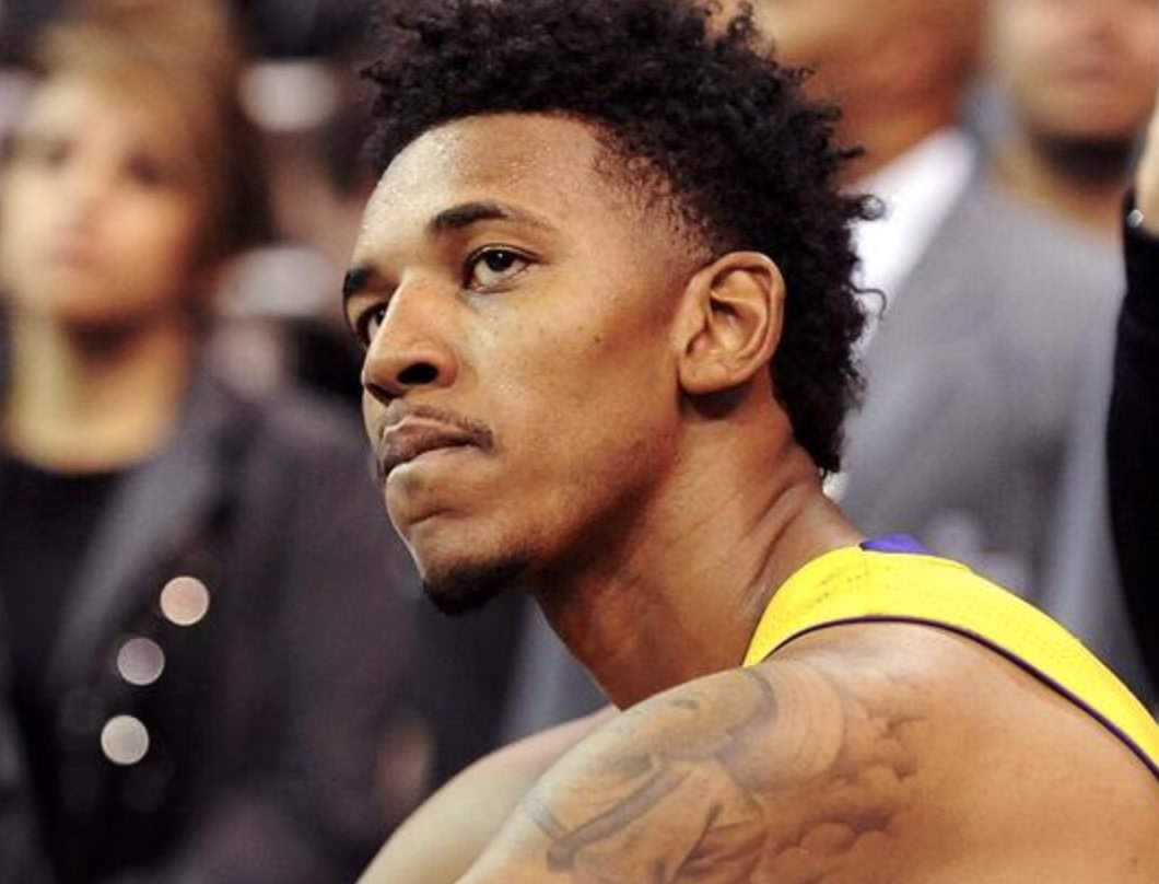 格林单节三分5投4中，雄鹿狂轰9记三分，客场4分领先（格林单节外线火热5中4，雄鹿飙进9记三分，客场领先4分）