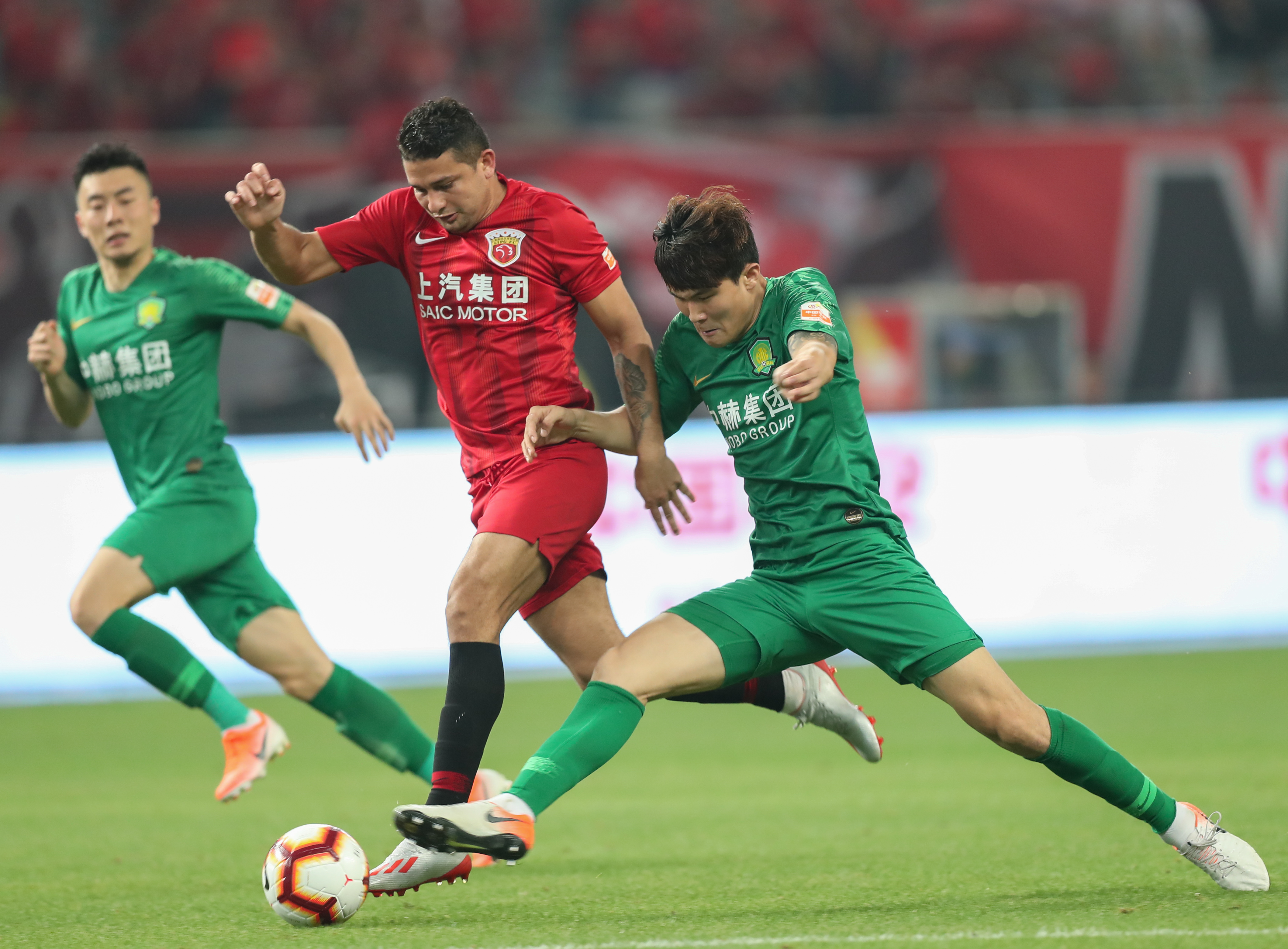 尤文图斯因弗拉霍维奇伤势和薪资问题，被迫考虑续约，但转会市场无明显替代人选，形势艰难。（弗拉霍维奇伤情叠加高薪掣肘，尤文被动推进续约，转会市场无合适替身，局势严峻）