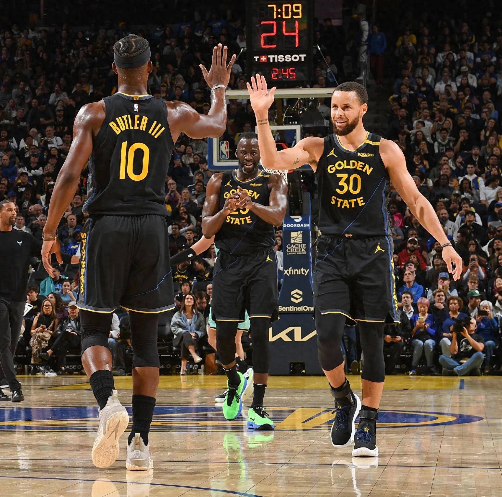 欧联杯八强抽签产生，多场恶战值得期待（欧联杯八强签位出炉，多场强强对话看点十足）