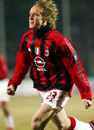 大罗与阿尔卡拉斯切磋网球，还赠送其签名巴西球衣（大罗与阿尔卡拉斯网球过招，赠其亲签巴西球衣）