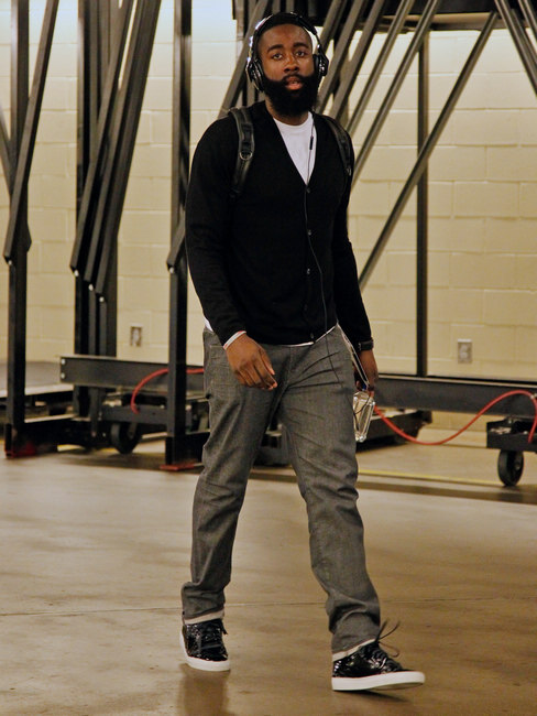 NBA生涯首次首发！杨瀚森首发出战灰熊（杨瀚森NBA生涯首次首发，迎战灰熊）