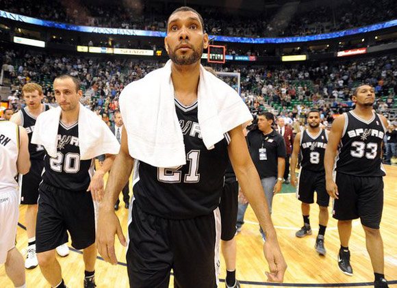 姆巴佩手指骨折不下火线！皇马精神传承者誓死一战 伯纳乌球迷爆发不满（姆巴佩带伤不下火线：皇马意志接班人誓拼到底，伯纳乌不满声四起）