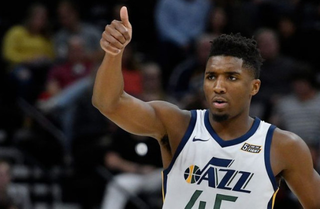 林诗栋：我没有让大家失望！胜利后亲吻胸前国旗（林诗栋：不负众望，取胜后深情亲吻胸前国旗）