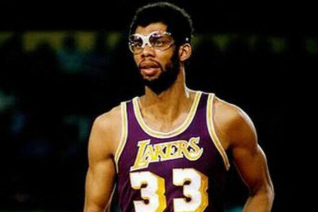 萨拉赫言论引爆激烈辩论，亨利按摩化解紧张气氛（萨拉赫发言引发激辩，亨利以按摩缓解紧张氛围）