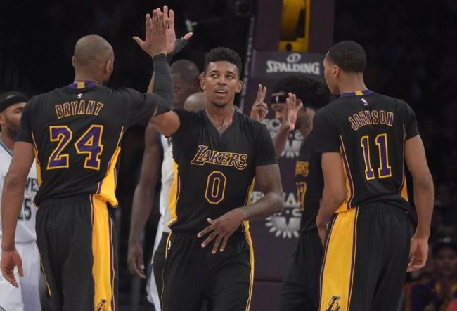 记者问批评球员是否担心更衣室反对，穆帅：你爸对你永远都很好？（被问批评球员会否引发更衣室不满，穆里尼奥反问：父亲会一直只说好话吗？）