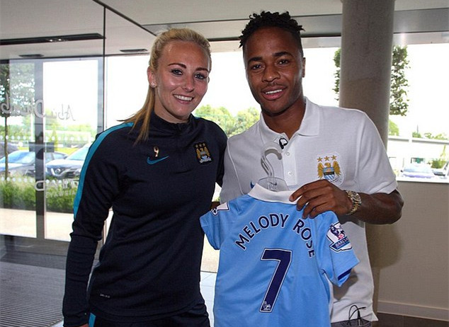 头球双响，孔德当选巴萨vs法兰克福全场最佳球员（孔德头球梅开二度，荣膺巴萨战法兰克福全场最佳）