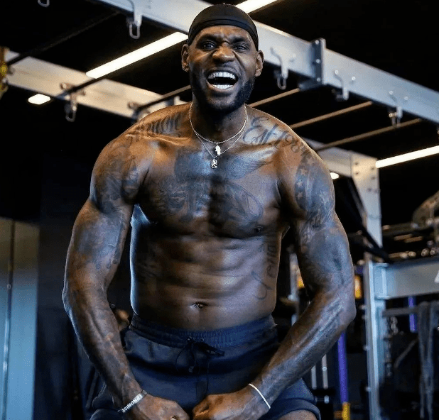 齐达内访华与樊振东互动，展现球技，赞其乒乓球成就，两人友好交流，共话皇马。（齐达内访华与樊振东同台互动，秀球技点赞其乒乓成就，友好交流共话皇马）